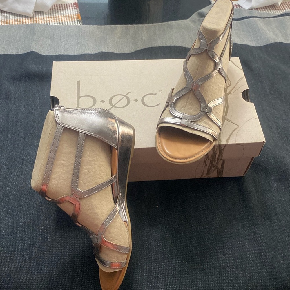 BOC ladies sandals. Pewter leather. Size 8M.